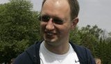 Яценюк поддержит украинский клуб вместе с болельщиками