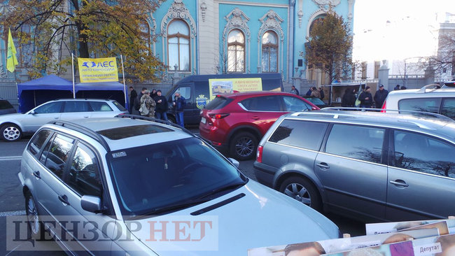 Владельцы евроблях пикетируют Раду с требованием принятия законопроектов, снижающих акциз на растаможку машин: движение по ул. Грушевского заблокировано 09