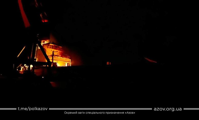 Бійці Азову надали допомогу екіпажу іноземного судна, яке обстріляли окупанти в маріупольському порту 01