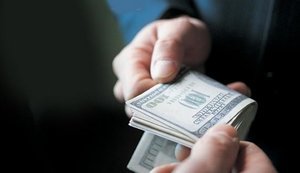 Полицейский пытался съесть полученную взятку на Черкасщине, - прокуратура