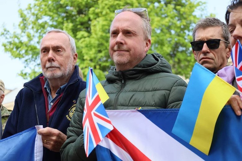 До Львова прибув 27-й гуманітарний конвой із технікою для українських військових