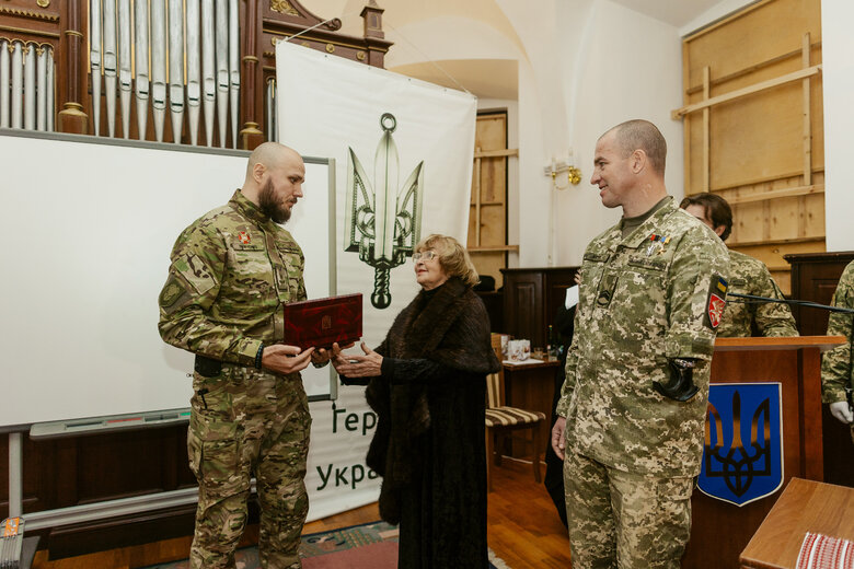 The National Hero of Ukraine award became the first after a two-year break 15