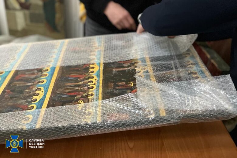 СБУ повернула литовському дипломату ікони, які були вкрадені під час окупації Херсону 07