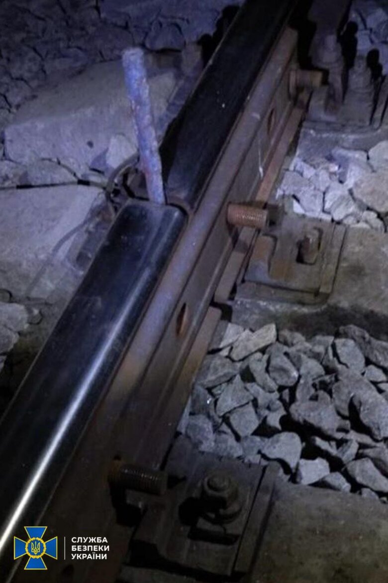 Молодики намагались пустити під укіс вантажний потяг на Одещині