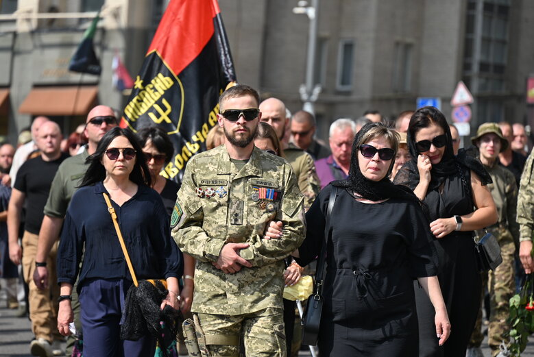 Із полковником, депутатом Київради від ЄС Сергієм Ільницьким (Сокіл), який загинув у бою проти рашистів у лавах піхоти 28 ОМБр, попрощалися в Києві 43