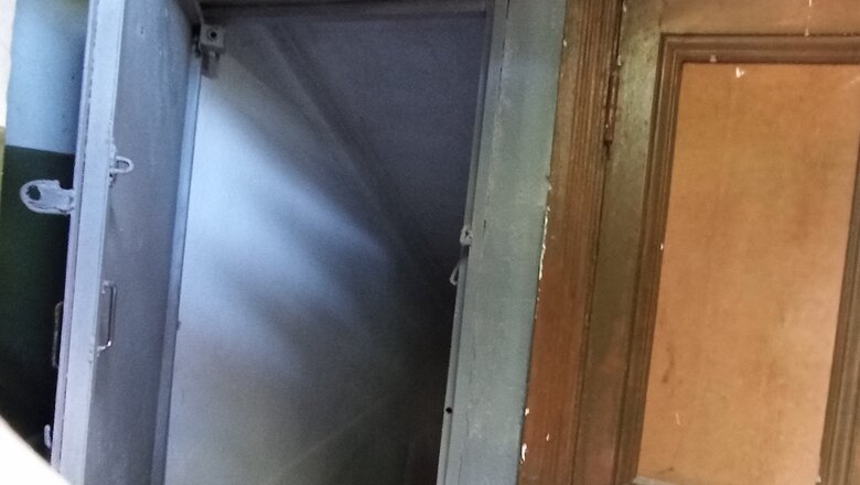 Зачинені двері, кодові замки та записки з телефонними номерами: як потрапити до укриттів у Києві 31