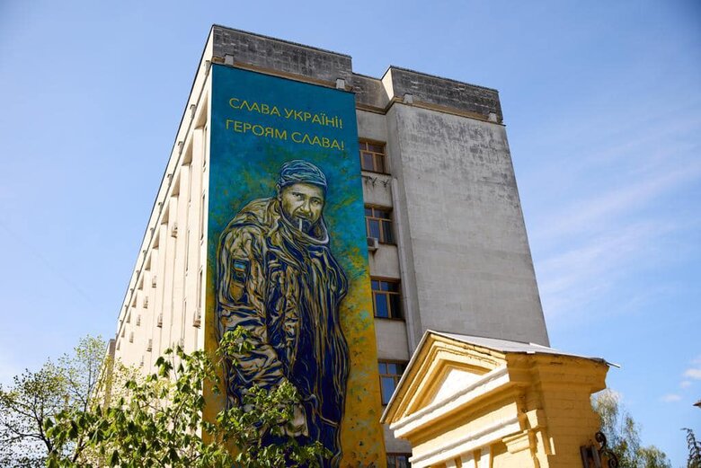 У центрі Києва з’явився мурал на честь Героя України Олександра Мацієвського 01
