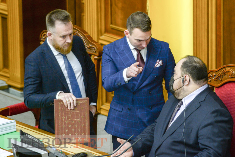 Слуги народа смеются над политическими мемами, выход Сохи из СН, разговор Разумкова с Николаенко и игра на телефоне Задорожного, - работа Рады 30 ноября 02