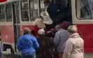 "Та мені пох#й! .. Викликай поліцію!" - пасажири і кондуктор ледь не побили жінку, яка намагалася пройти в салон трамвая без маски. ВIДЕО