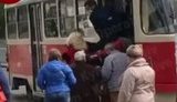 "Да мне пох#й!.. Вызывай полицию!" - пассажиры и кондуктор едва не избили женщину, пытавшуюся пройти в салон трамвая без маски. ВИДЕО