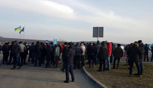 В Шегинях и Рава-Русской люди перекрыли дороги. Требуют отмены ограничений на ввоз товаров без пошлин. ВИДЕО