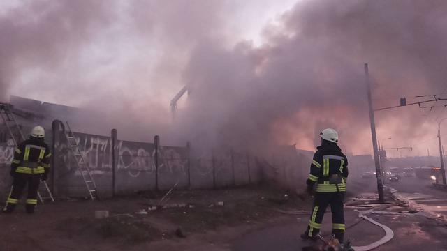 В Киеве возле метро Петровка загорелись склады 03