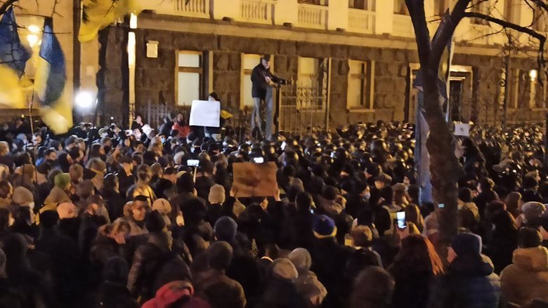 Щурів на Банковій нудить: Активісти вирушили під будівлю Офісу Президента, сталися сутички 33