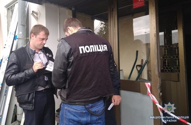 Двоє невідомих у масках зі стріляниною пограбували адміністрацію ринку в Києві 09