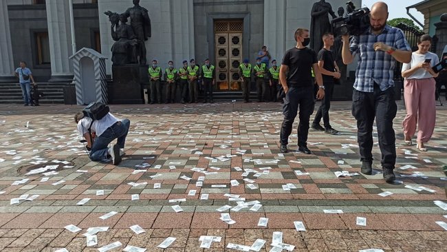 Слуги русификации и Меняю мову на рубли: на акции под ВР произошла стычка - правоохранители пытались задержать митингующего 07