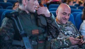 "Хоробрий" російський найманець Прилєпін у окупованому Донецьку прийшов у кіно з озброєною автоматами охороною. ФОТО