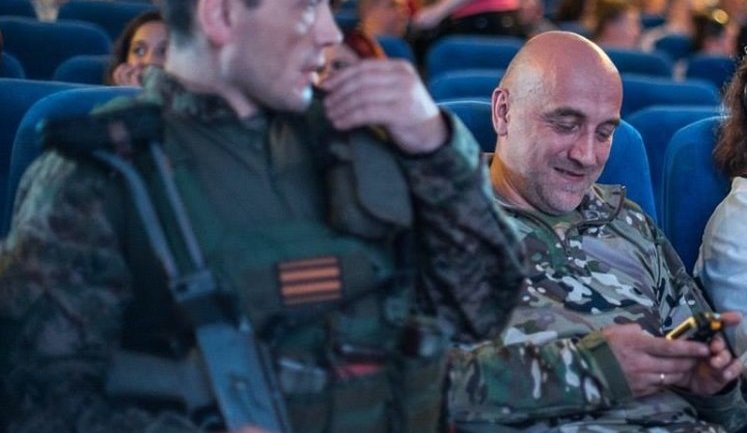 "Хоробрий" російський найманець Прилєпін у окупованому Донецьку прийшов у кіно з озброєною автоматами охороною. ФОТО
