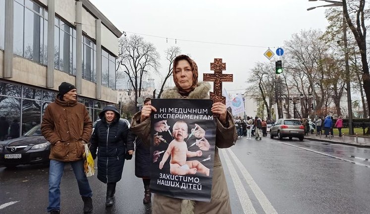 Opponents of vaccination blocking streets in downtown Kyiv. VIDEO&PHOTOS