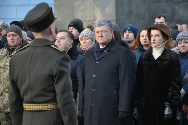 Порошенко: На вышке ДАПа будет развиваться украинский флаг, который киборги поднимали под пулями и снарядами 11