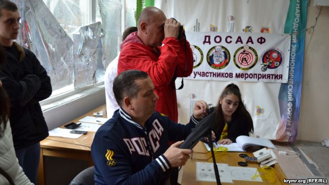 Бюджетников в оккупированной Ялте заставили сдавать под дождем нормы ГТО 03 Бюджетников в оккупированной Ялте заставили сдавать под дождем нормы ГТО 03