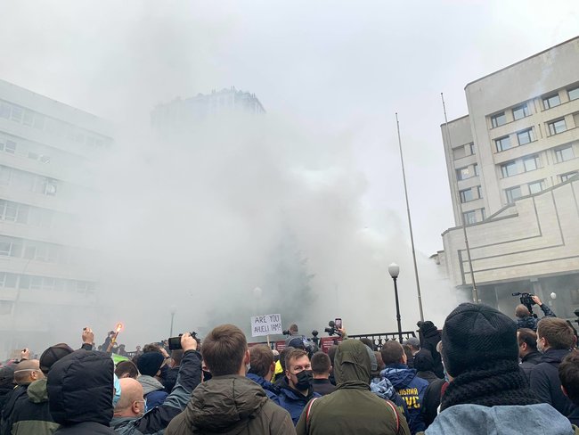 Protesters throw smoke bombs at Ukraines Constitutional Court 08