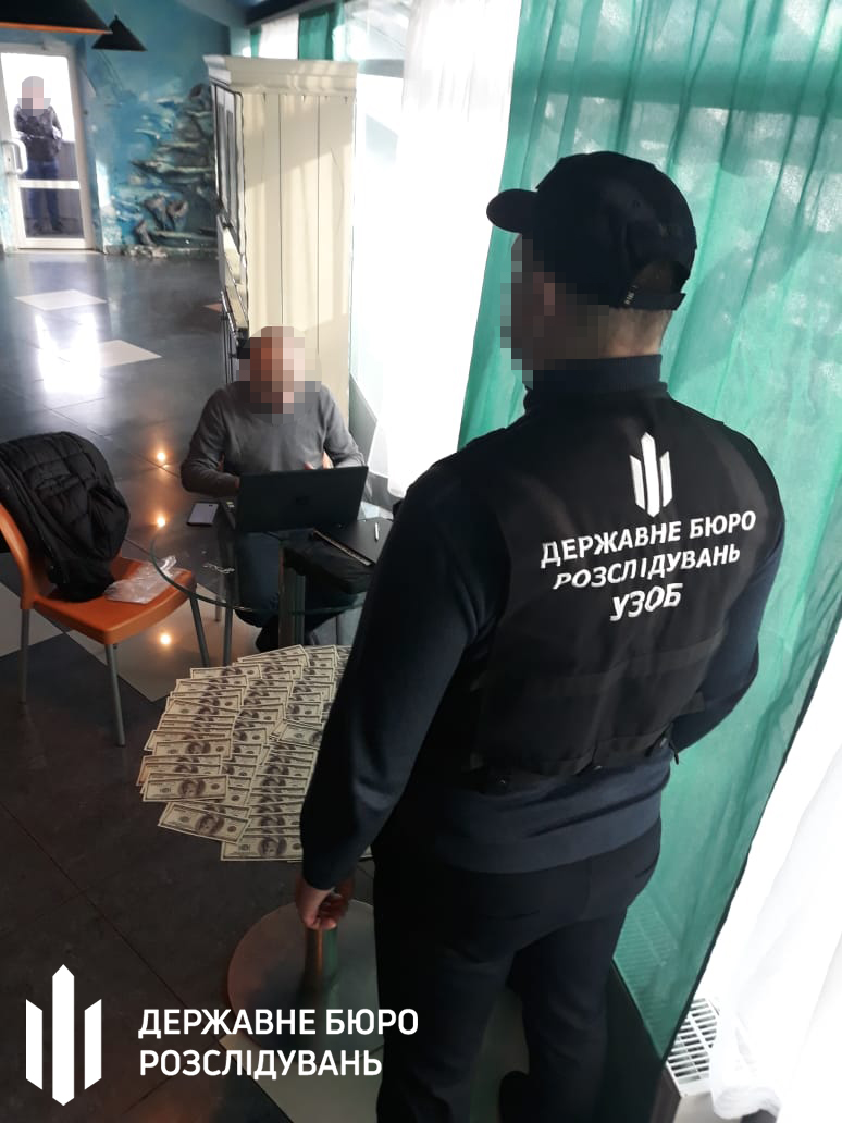 Двое харьковских адвокатов за $15 тыс. обещали мужчине трудоустроить его в ГБР: теперь им светит до 8 лет тюрьмы 02