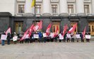 "Партия Шария - без Шария" и "Шарий - подлый трус": люди с флагами под ОП обвиняют пропагандиста в измене. ФОТО