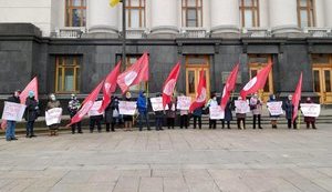 "Партія Шарія - без Шарія" і "Шарій - підлий боягуз": люди з прапорами під ОП звинувачують пропагандиста в зраді. ФОТО