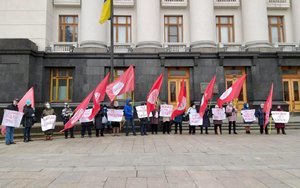 "Партия Шария - без Шария" и "Шарий - подлый трус": люди с флагами под ОП обвиняют пропагандиста в измене. ФОТО