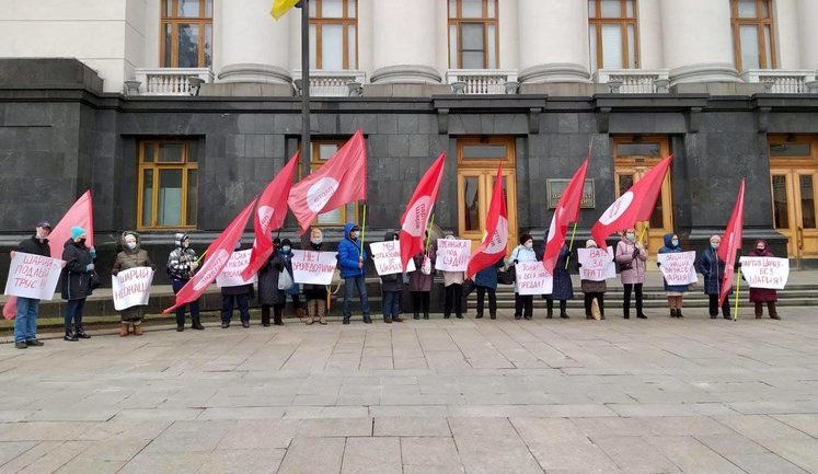 "Партія Шарія - без Шарія" і "Шарій - підлий боягуз": люди з прапорами під ОП звинувачують пропагандиста в зраді. ФОТО