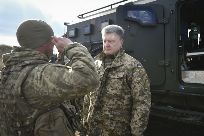 Порошенко посетил позиции 79-й ОДШБр на передовой 02