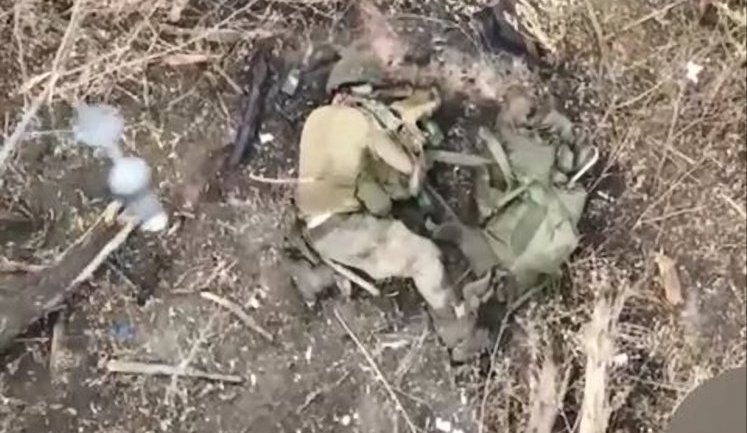 После атаки украинских дронов один оккупант был уничтожен, еще один - ползал в окопе. ВИДЕО