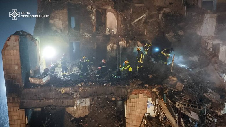 Тернопіль після авіаудару: 28 загиблих, 94 поранені, триває розбір завалів