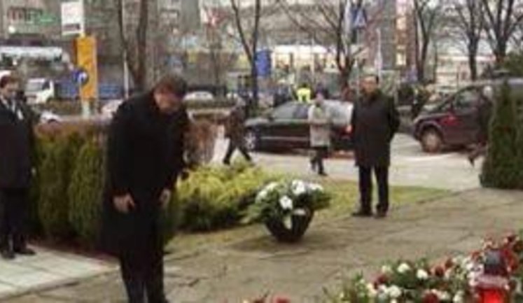 Янукович во Вроцлаве возложил венок к мемориалу расстрелянных профессоров. + ВИДЕО.