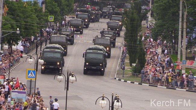 Оккупанты провели в Крыму сразу два военных парада 17