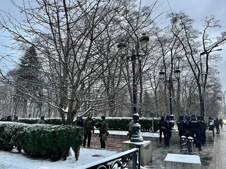 Сьогодні Рада заслухає послання Зеленського. Парламент під посиленою охороною поліції та Нацгвардії 06 Сьогодні Рада заслухає послання Зеленського. Парламент під посиленою охороною поліції та Нацгвардії 06