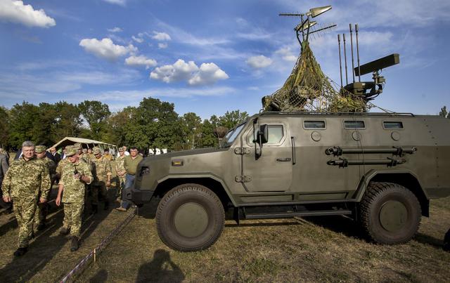 Порошенку показали українські безпілотники і засоби радіоелектронної боротьби 04 Порошенку показали українські безпілотники і засоби радіоелектронної боротьби 04
