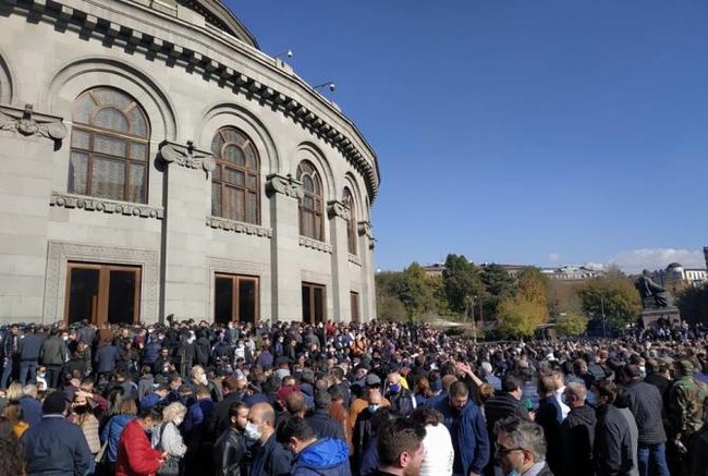 На митинге в Ереване задержаны десятки людей, требующих отставки Пашиняна 01 На митинге в Ереване задержаны десятки людей, требующих отставки Пашиняна 01