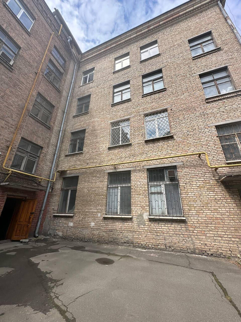 Фонд держмайна провів аукціон із приватизації НДІБМВ у Києві