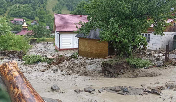 Ливни подтопили четыре населенных пункта Закарпатья, - ГСЧС. ФОТОрепортаж