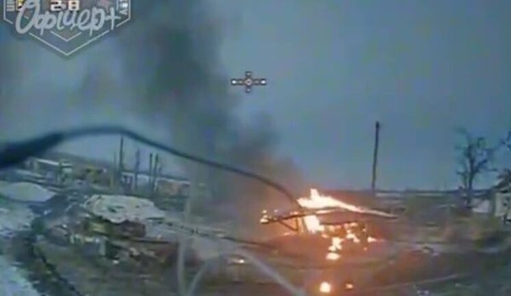 Бойцы 46 ОАэмбр FPV-дронами уничтожили два российских танка возле Марьинки. ВИДЕО