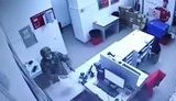 Озброєний чоловік у військовій формі і медичній масці пограбував відділення "Нової пошти" у Києві. ВІДЕО+ФОТО