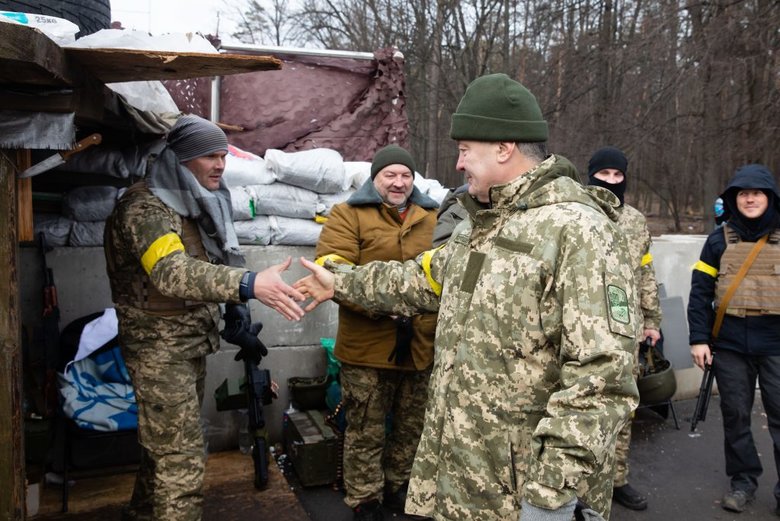 Ніхто не боїться Путіна та росіян: Порошенко привіз шоломи та озброєння захисникам на блокпост біля Києва 02
