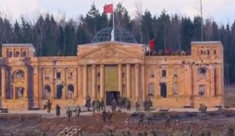 Півтори тисячі людей взяли штурмом підмосковний рейхстаг за підтримки САУ з написом "Маріуполь мстить". ВIДЕО