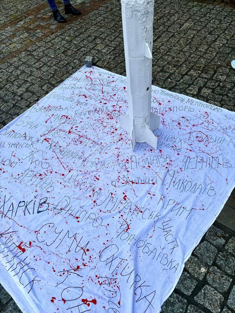 В Гданьске протестовали против ракетных атак РФ по Украине 15 В Гданьске протестовали против ракетных атак РФ по Украине 15