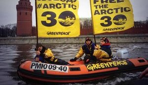 Активисты "Гринпис" проводят акцию протеста на Москве-реке: "Свободу Arctic Sunrise". ФОТО