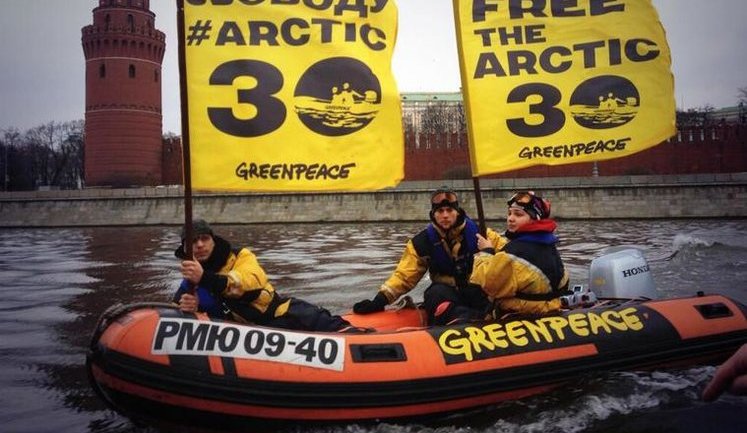 Активисты "Гринпис" проводят акцию протеста на Москве-реке: "Свободу Arctic Sunrise". ФОТО