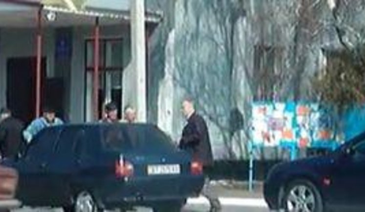 Экс-министр образования прикинулся бедным. На встречу с селянами приехал на "Таврии", спрятав иномарку. + ВИДЕО.