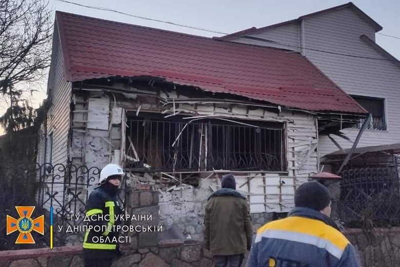 Наслідки ворожих обстрілів населеного пункту на Дніпропетровщині 02