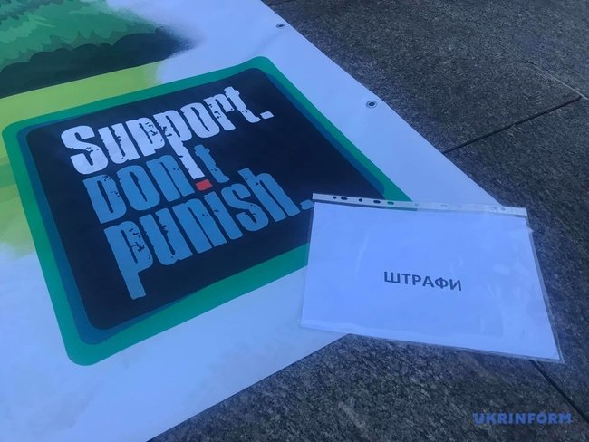 Підтримувати, а не карати: під Офісом Президента мітингували наркозалежні 06
